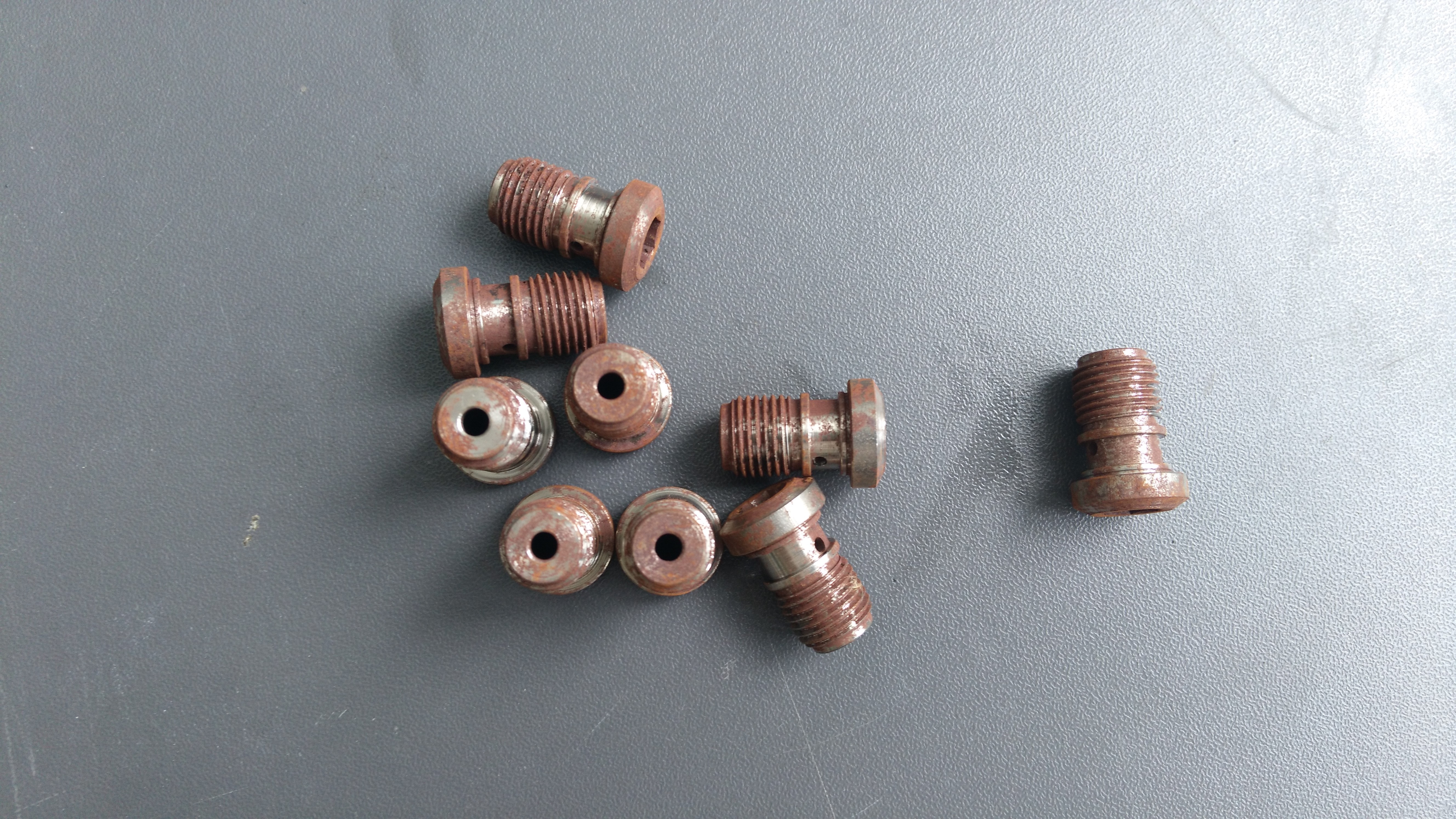 螺絲除銹前 螺絲除銹前